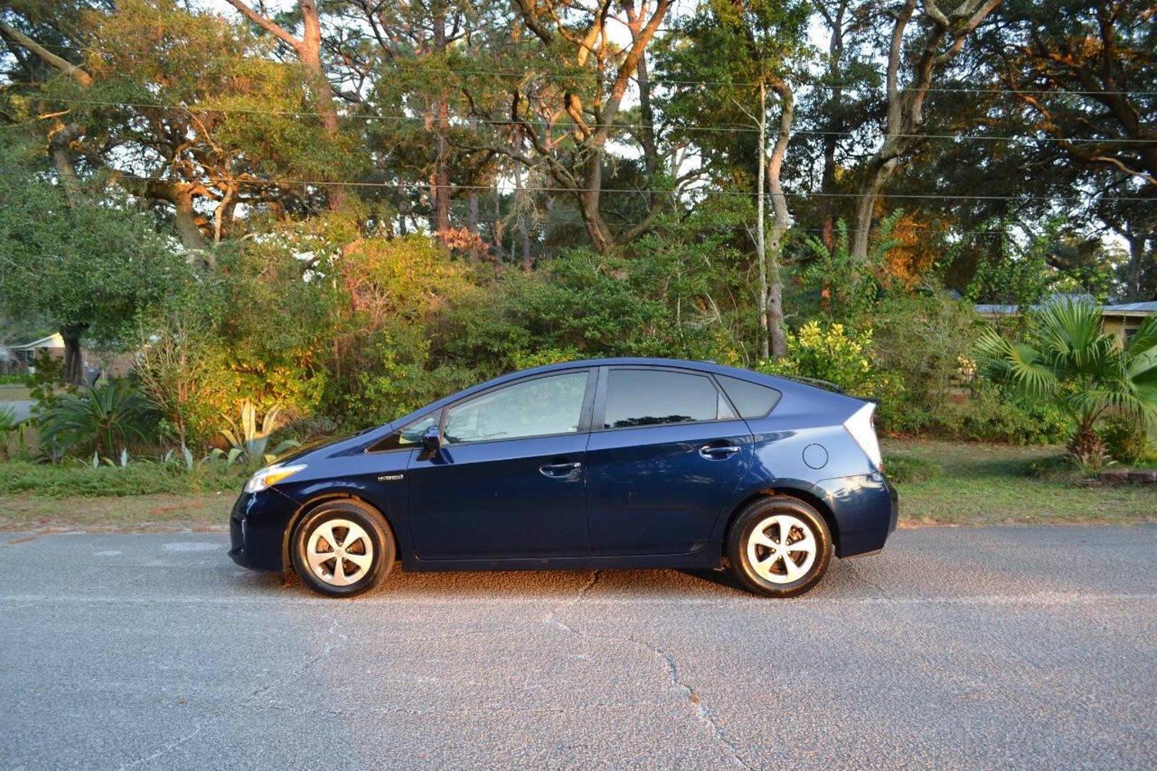 2014 Toyota Prius Four photo 9