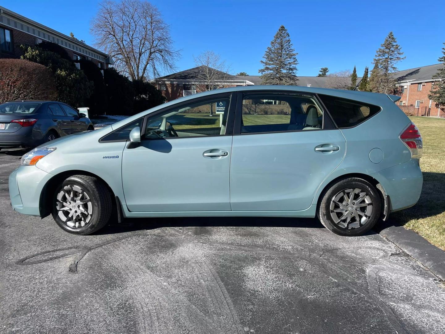 2016 Toyota Prius v Five photo 8