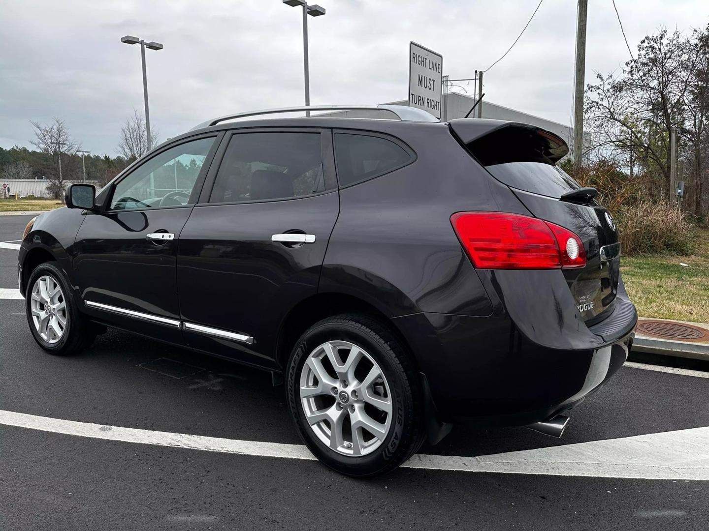 2013 Nissan Rogue SV photo 2