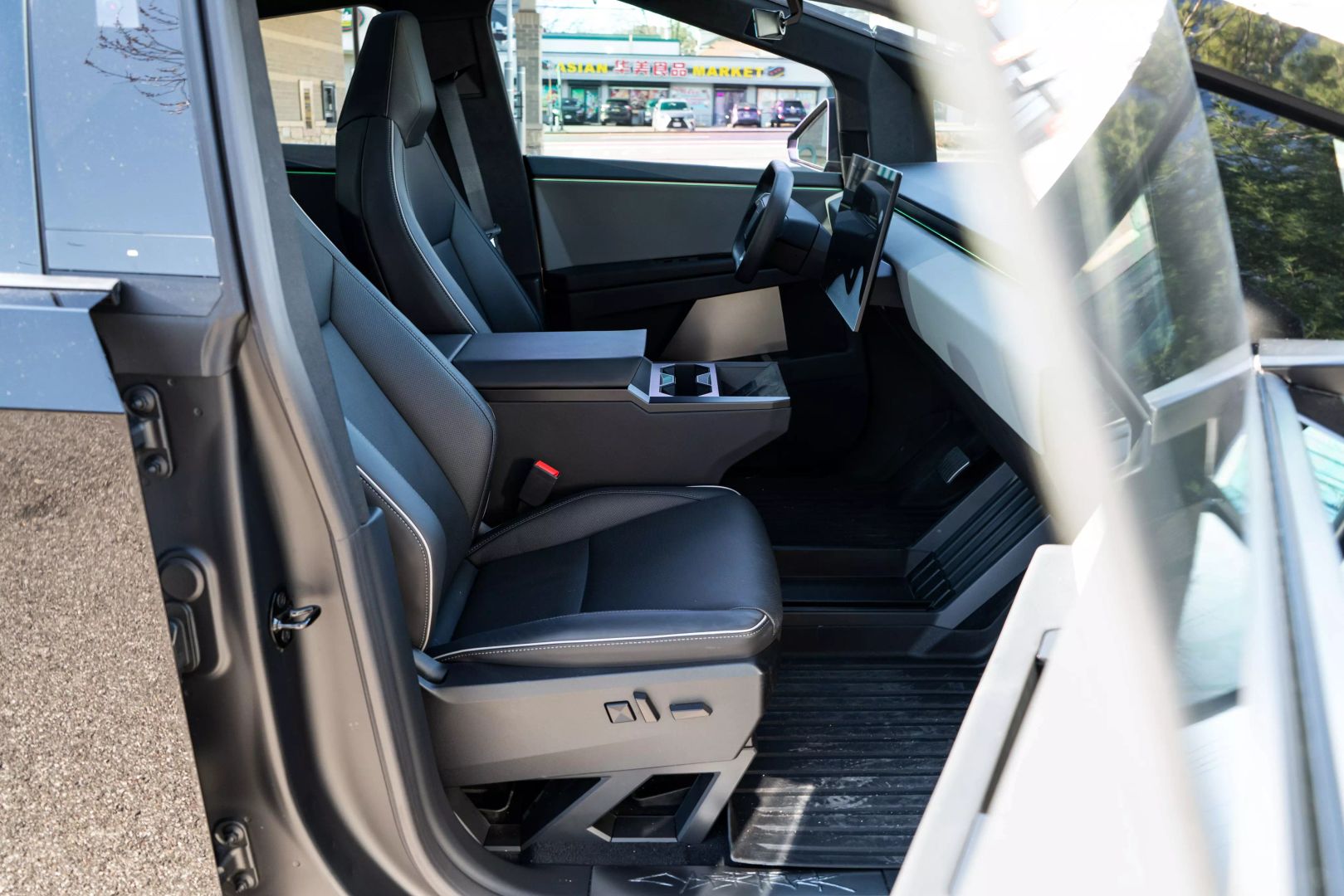 2024 Tesla Cybertruck - Image 40