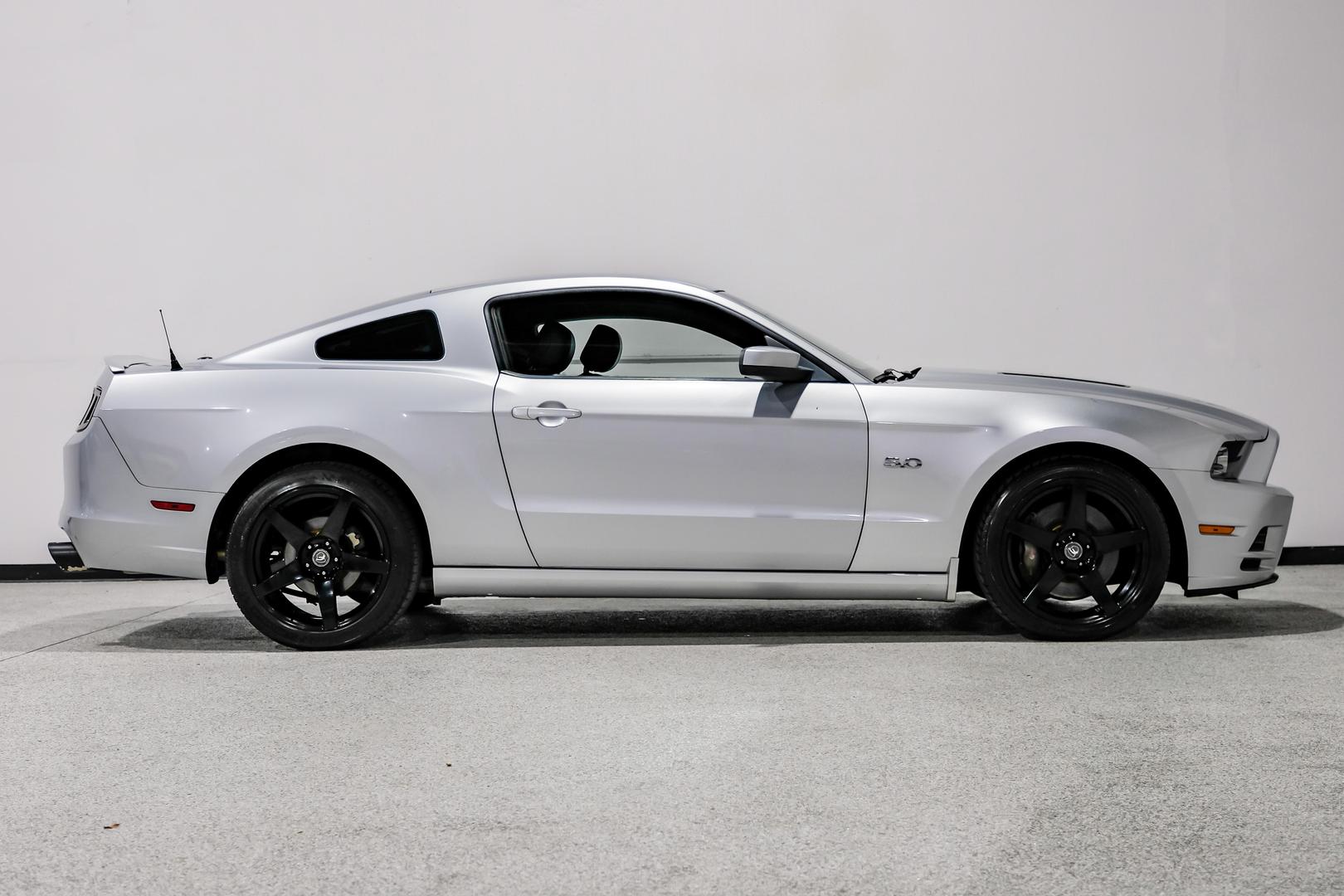 2013 Ford Mustang GT photo 5