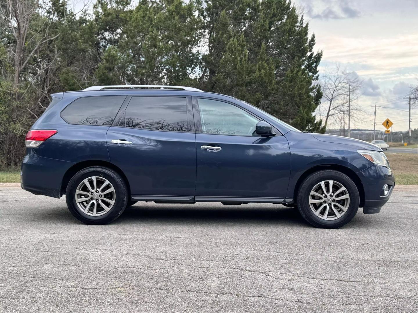 2015 Nissan Pathfinder SV photo 6