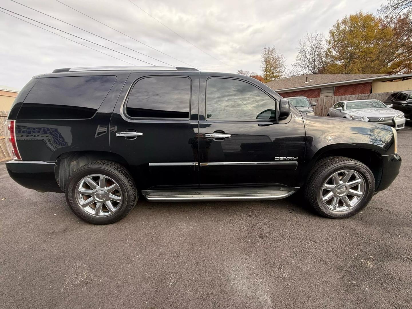 2012 GMC Yukon Denali photo 4