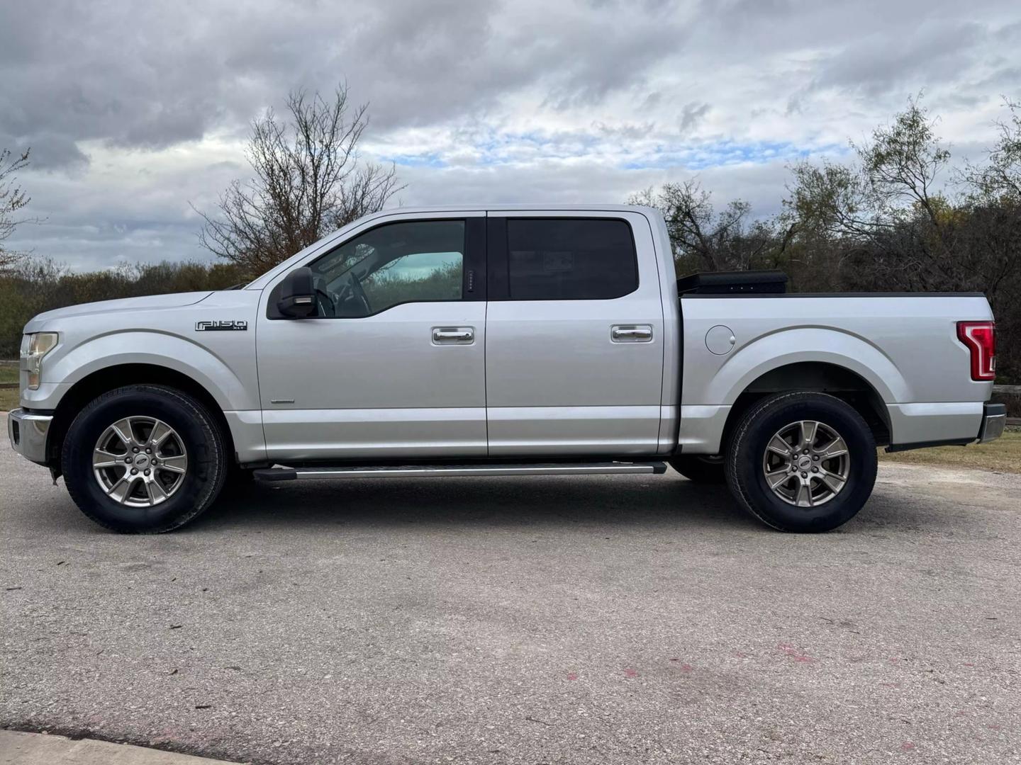 2015 Ford F-150 XLT photo 2