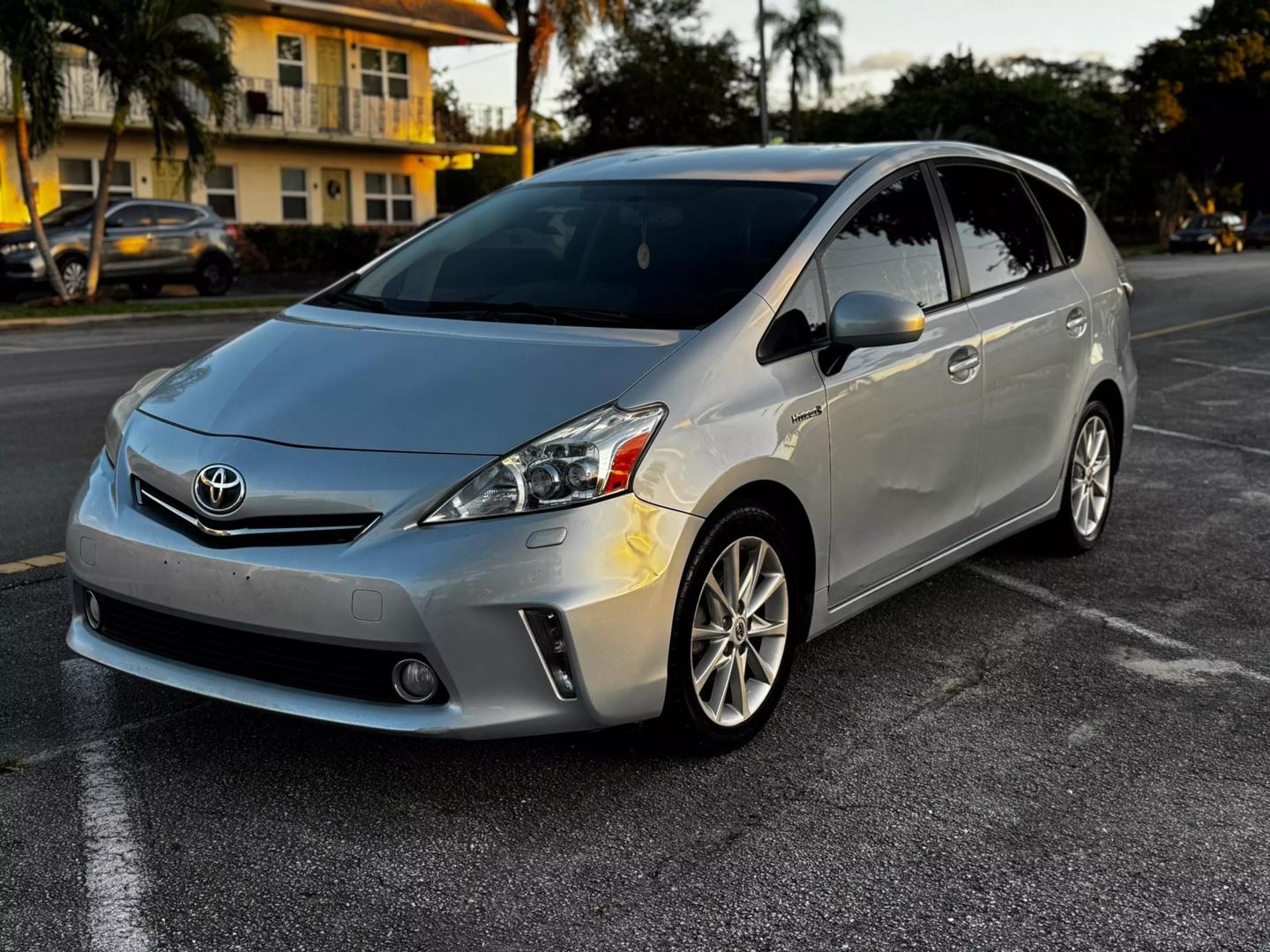 Toyota Prius v's photo