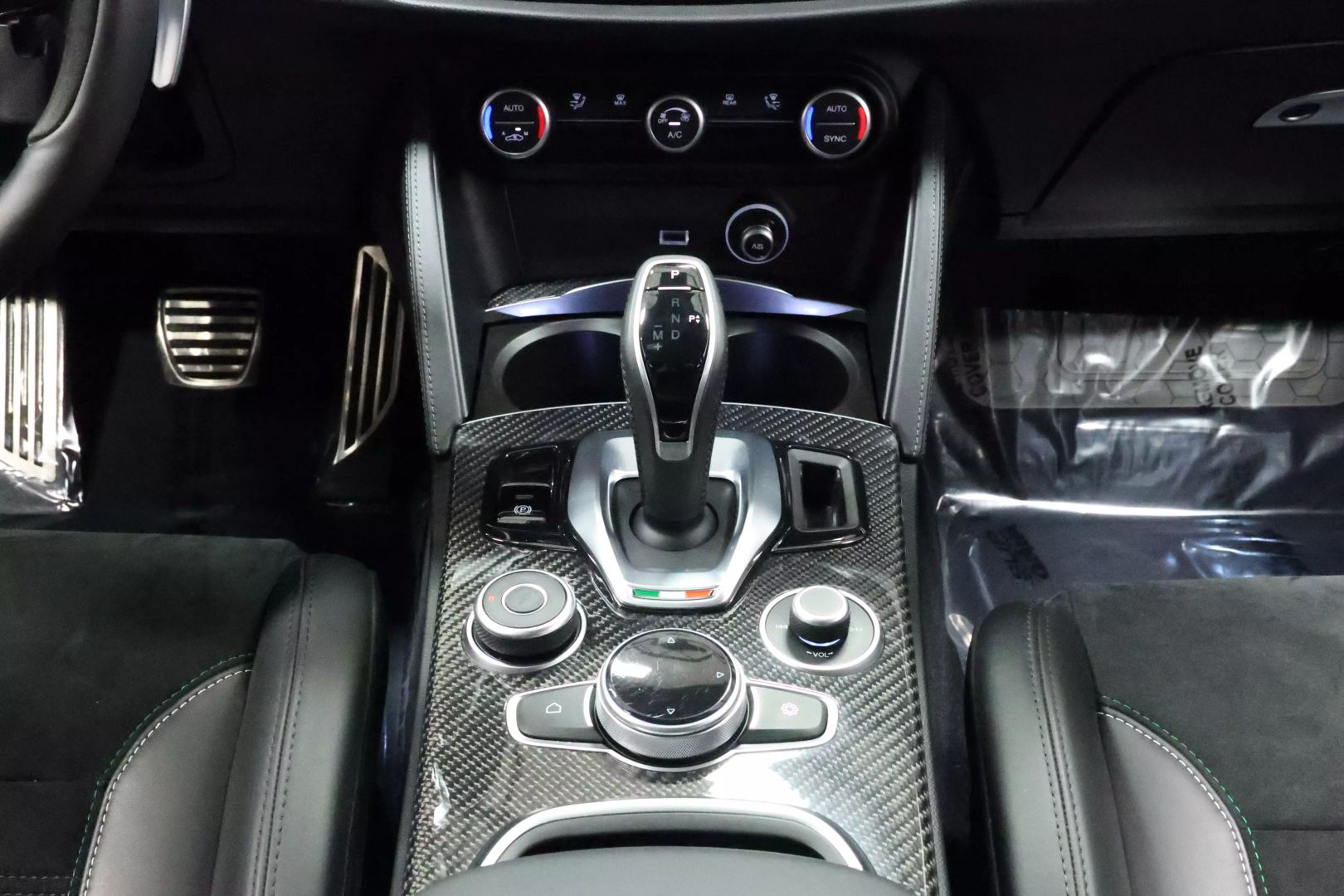 2022 Alfa Romeo Stelvio - Image 37