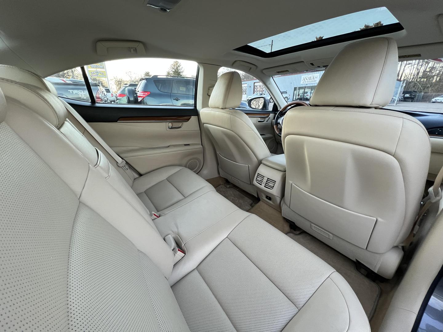 2014 Lexus ES 300h photo 34