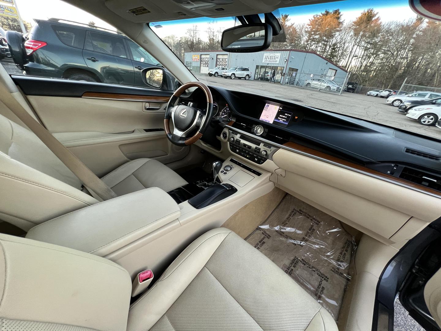 2014 Lexus ES 300h photo 35