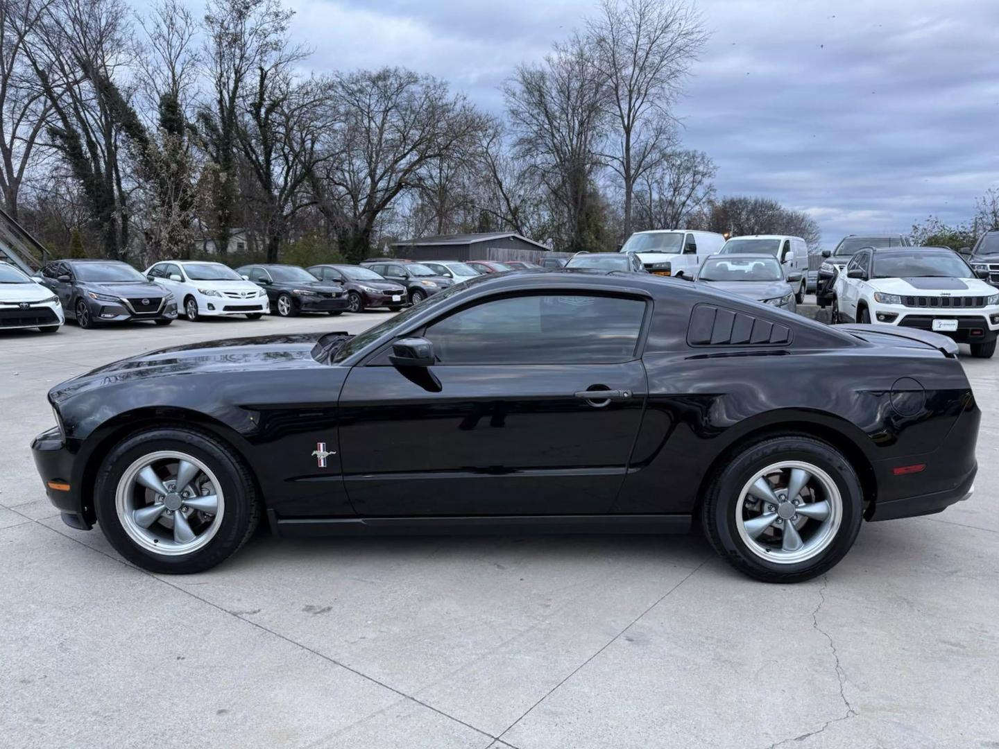 2011 Ford Mustang V6 photo 2