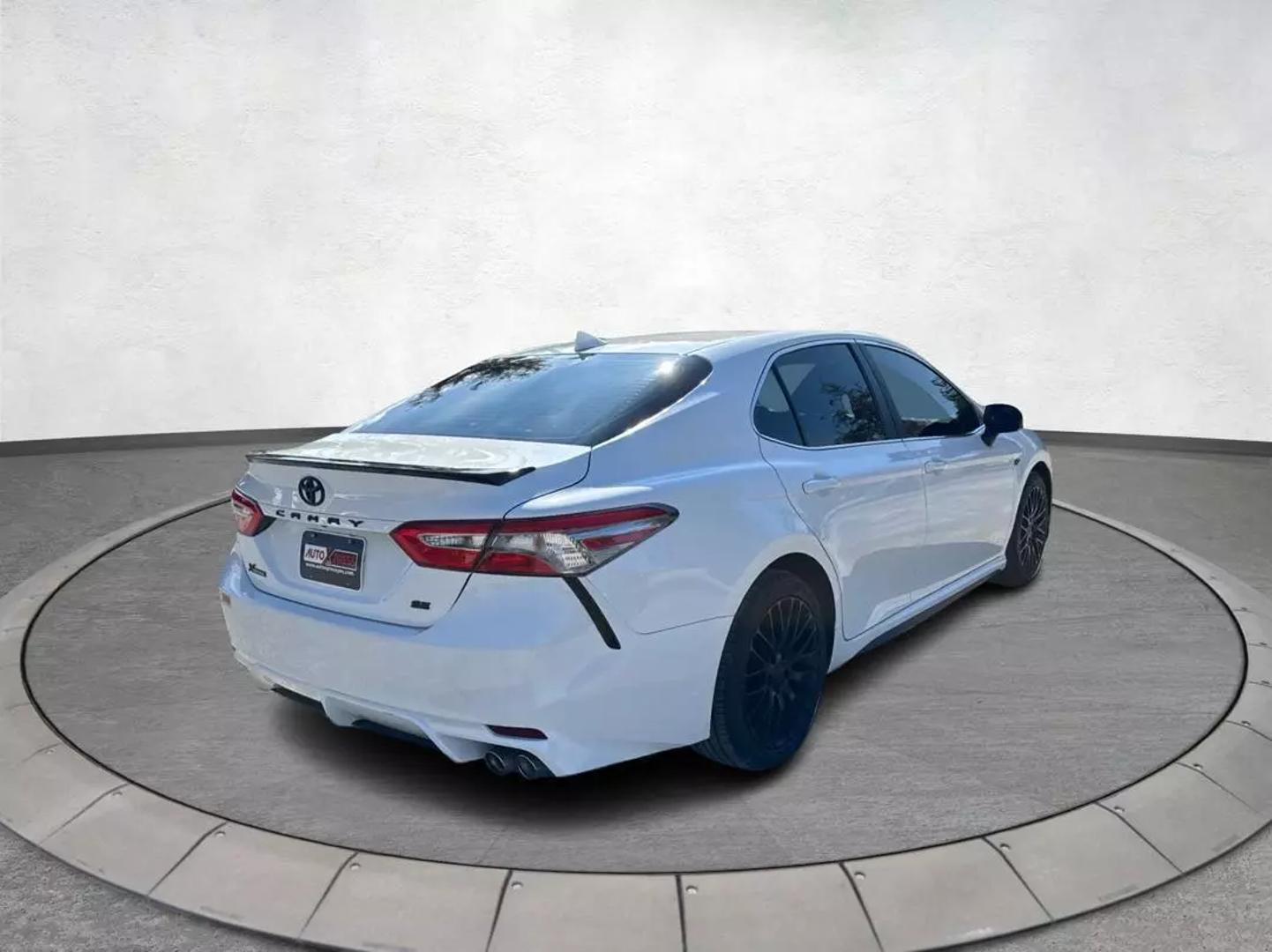 2019 Toyota Camry SE photo 3