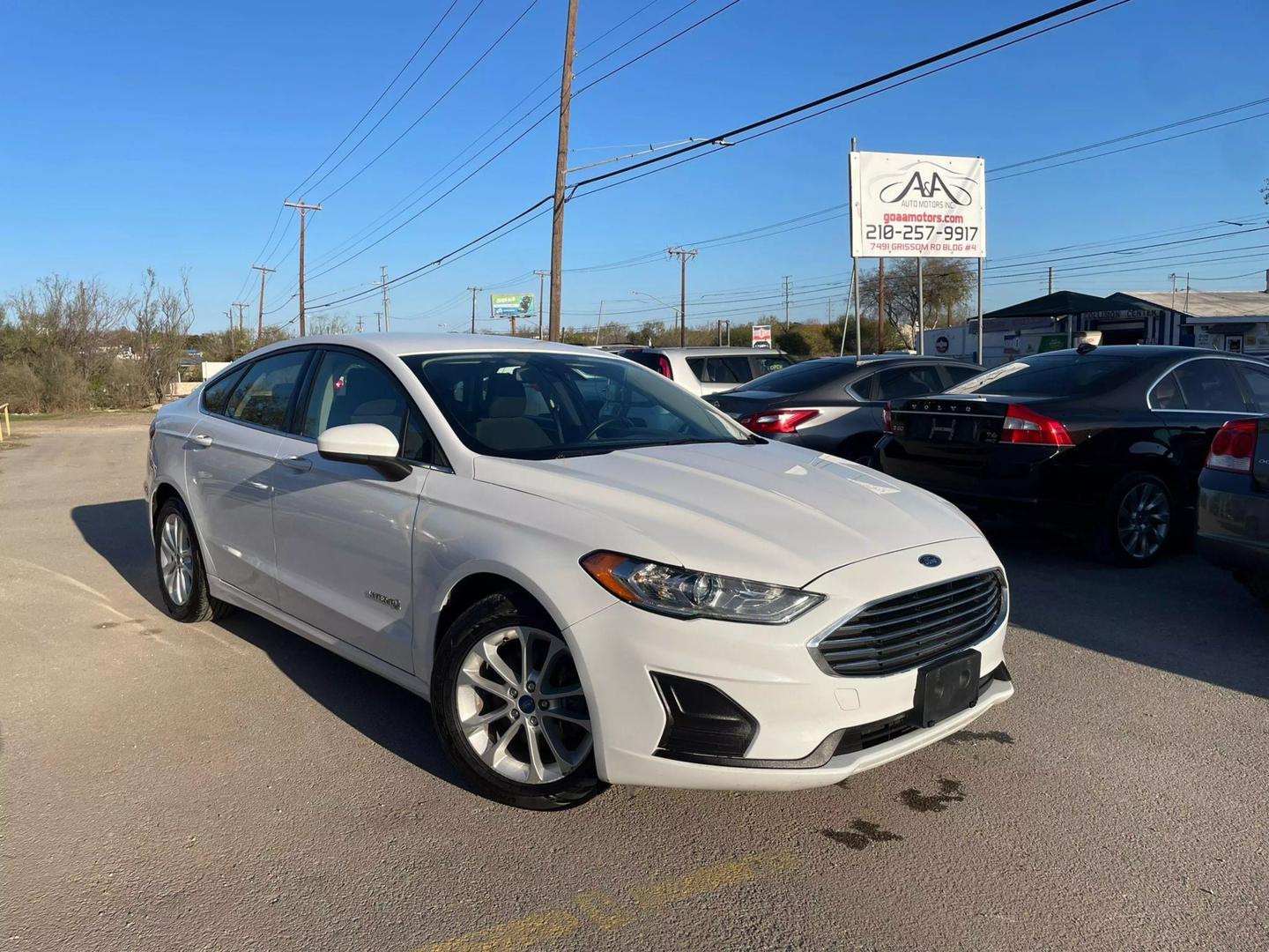 2019 Ford Fusion Hybrid SE photo 2