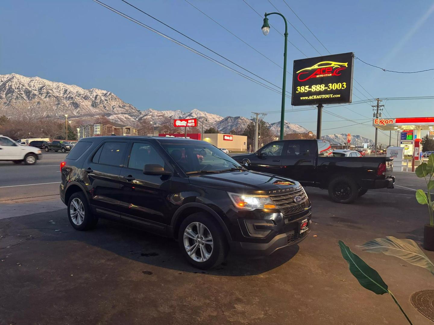 2018 Ford Explorer null photo 2