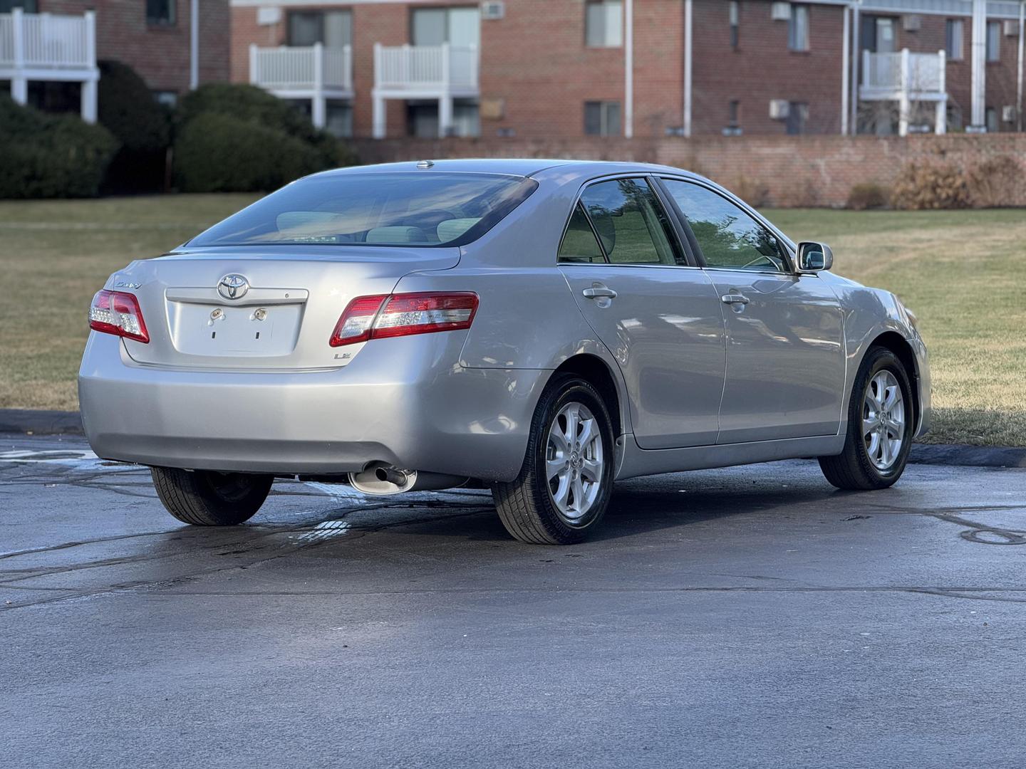 2011 Toyota Camry LE photo 8