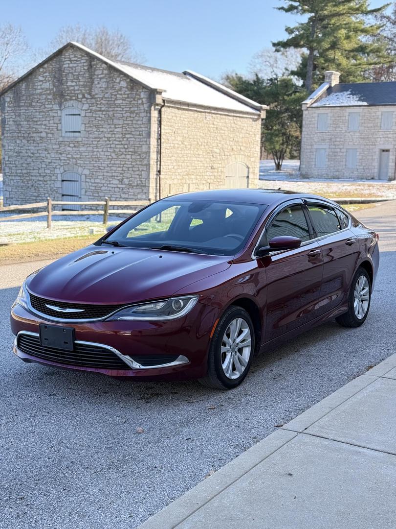 Chrysler 200's photo