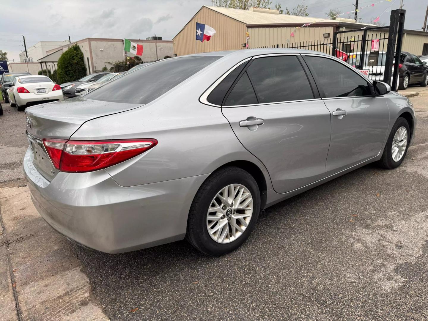 2016 Toyota Camry LE photo 10