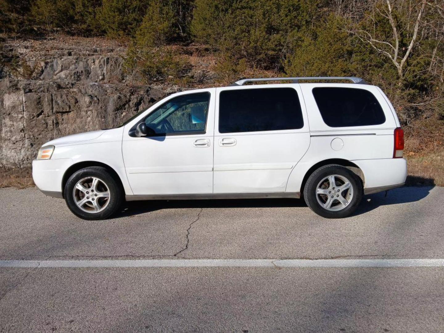 2005 Chevrolet Uplander LT photo 2