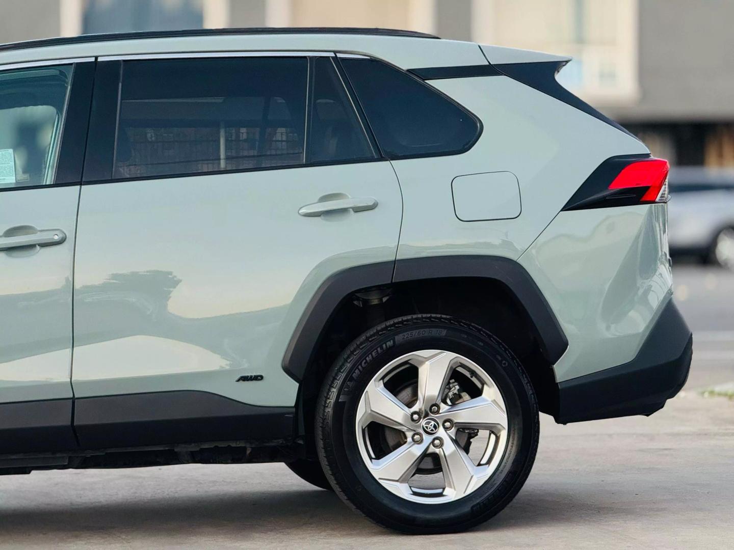 2021 Toyota RAV4 XLE Premium photo 5