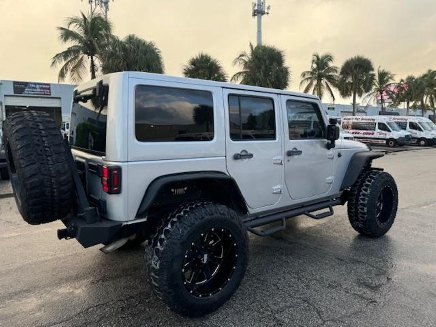 2012 Jeep Wrangler Unlimited Sahara photo 7