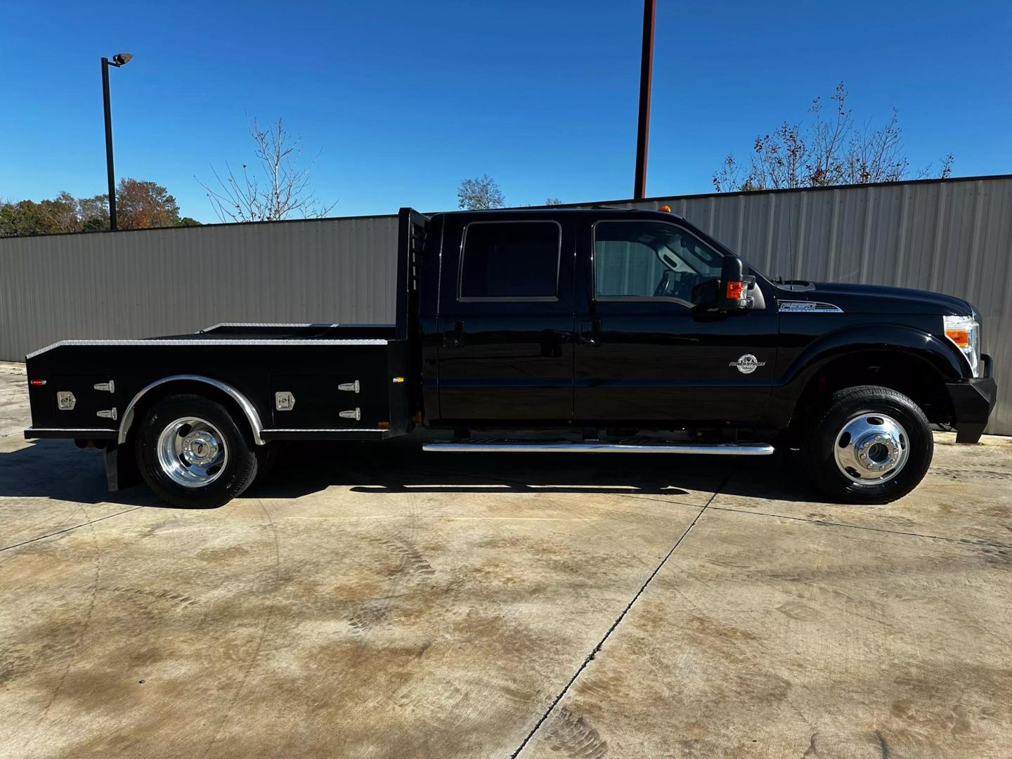 2016 Ford F-350 Super Duty Lariat photo 2