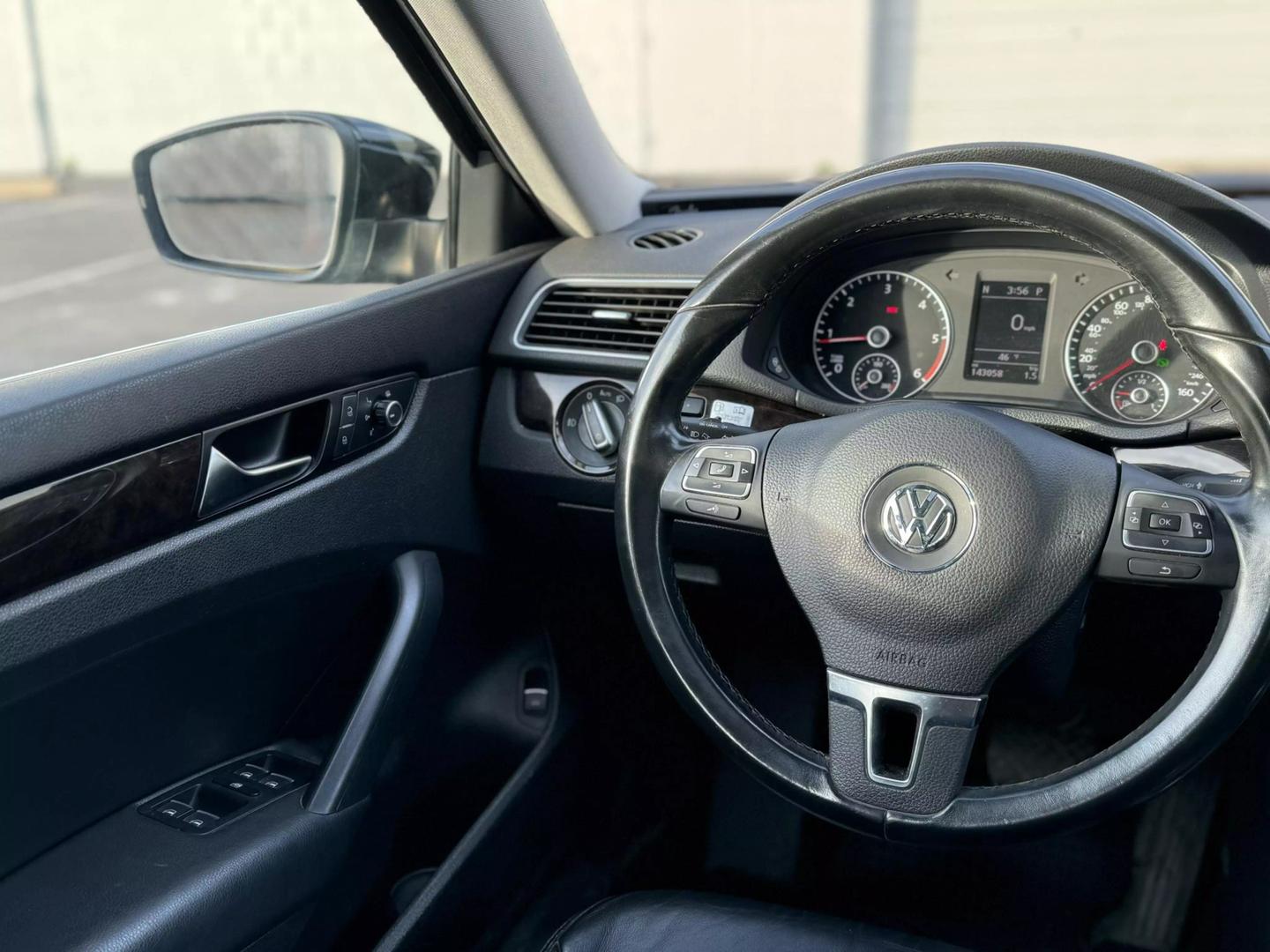 2014 Volkswagen Passat SEL Premium photo 20