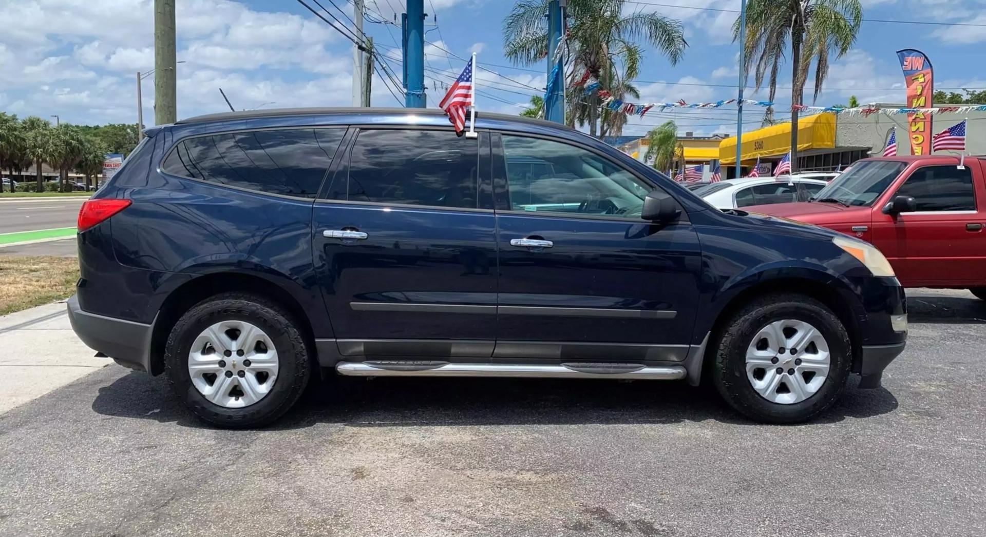 2011 Chevrolet Traverse LS photo 2