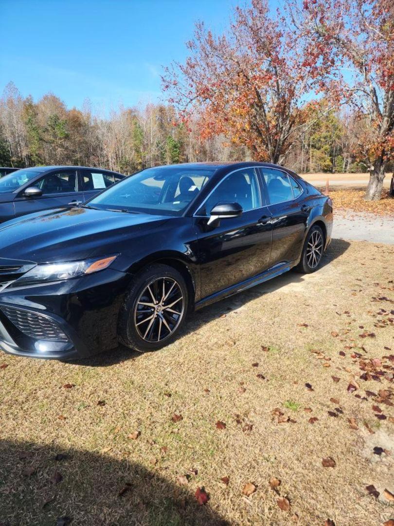 2021 Toyota Camry SE photo 2