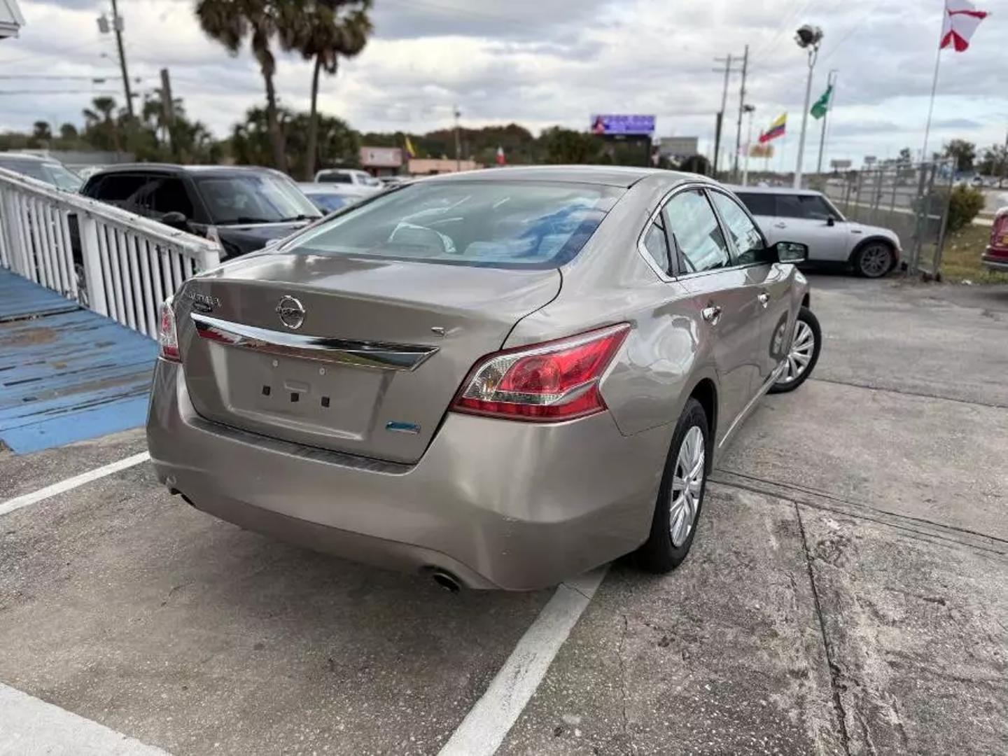 2013 Nissan Altima Sedan S photo 4