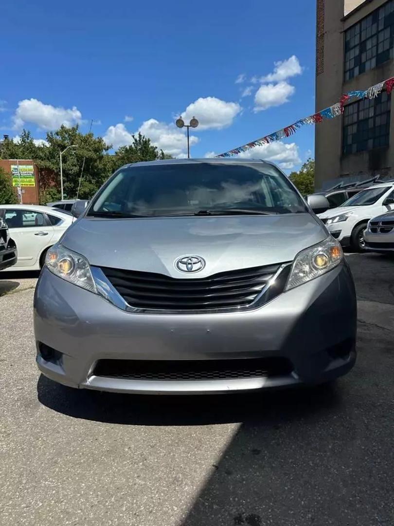 2011 Toyota Sienna LE photo 2