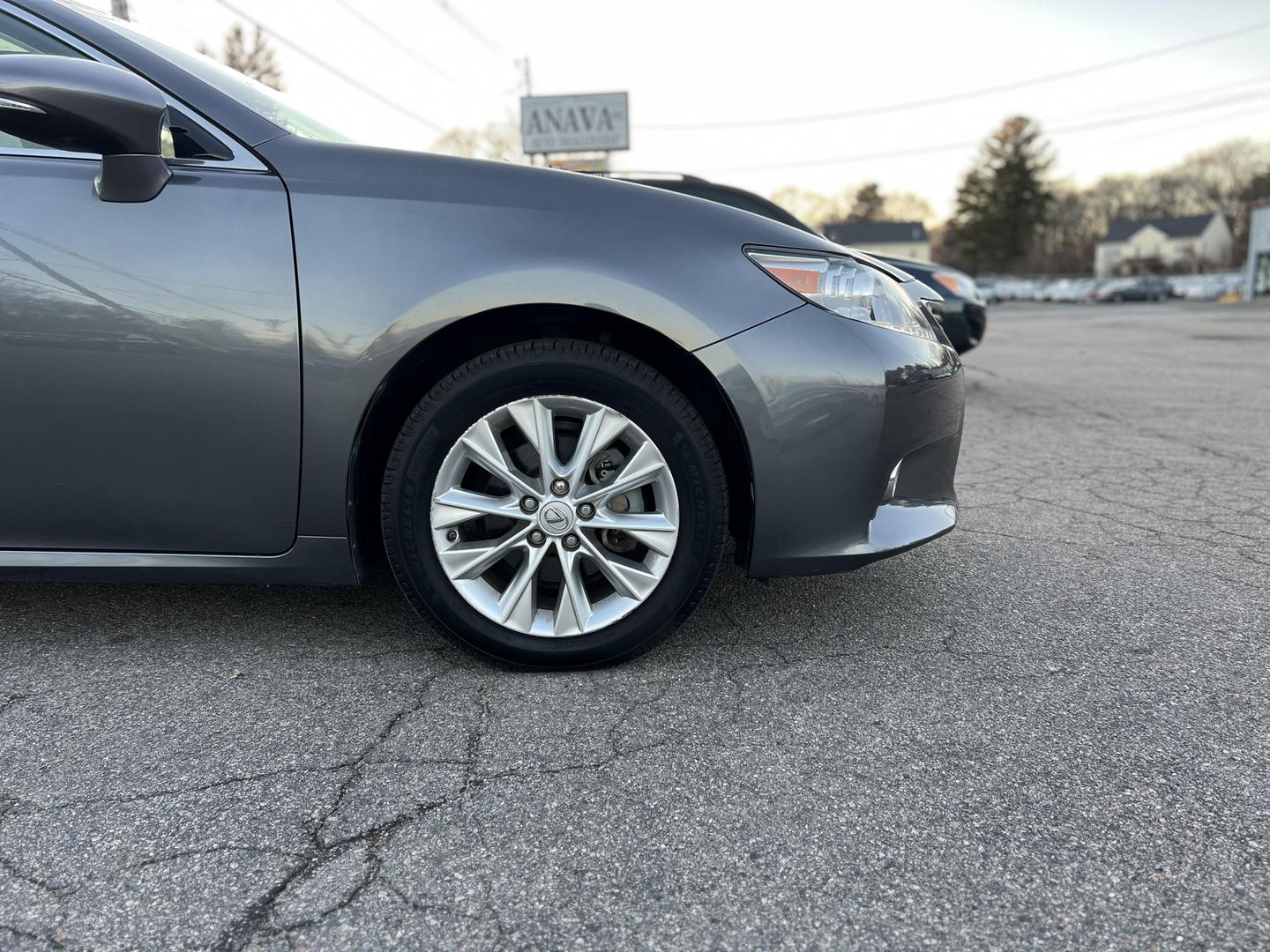 2014 Lexus ES 300h photo 36