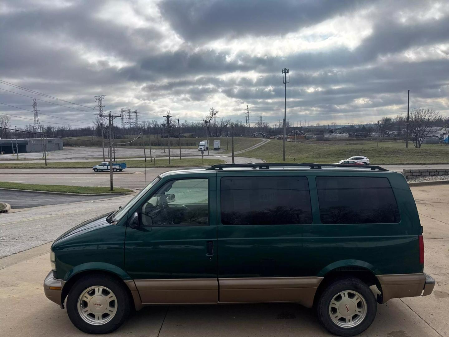 2003 GMC Safari Base photo 6