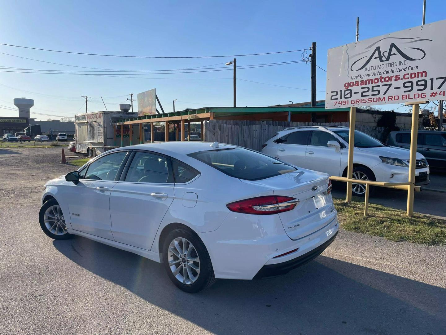 2019 Ford Fusion Hybrid SE photo 3