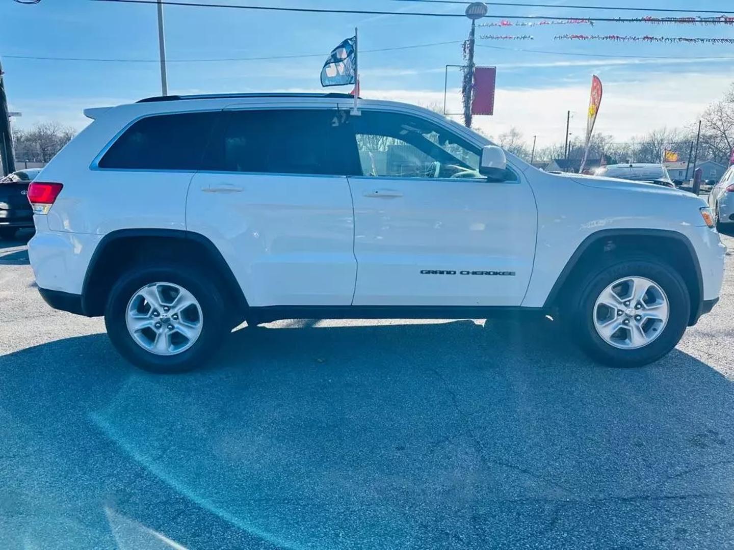 2017 Jeep Grand Cherokee Laredo E photo 2