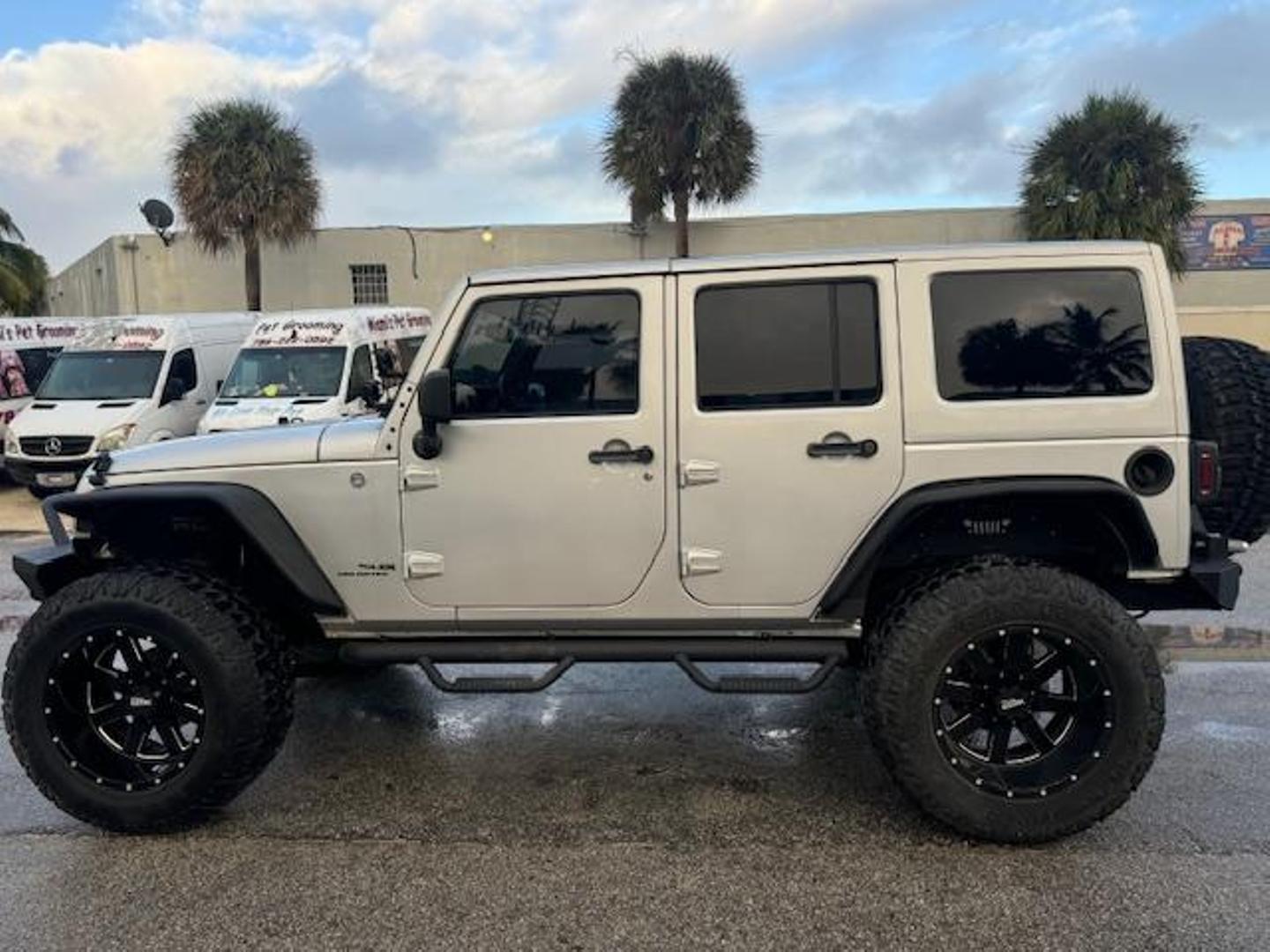 2012 Jeep Wrangler Unlimited Sahara photo 13