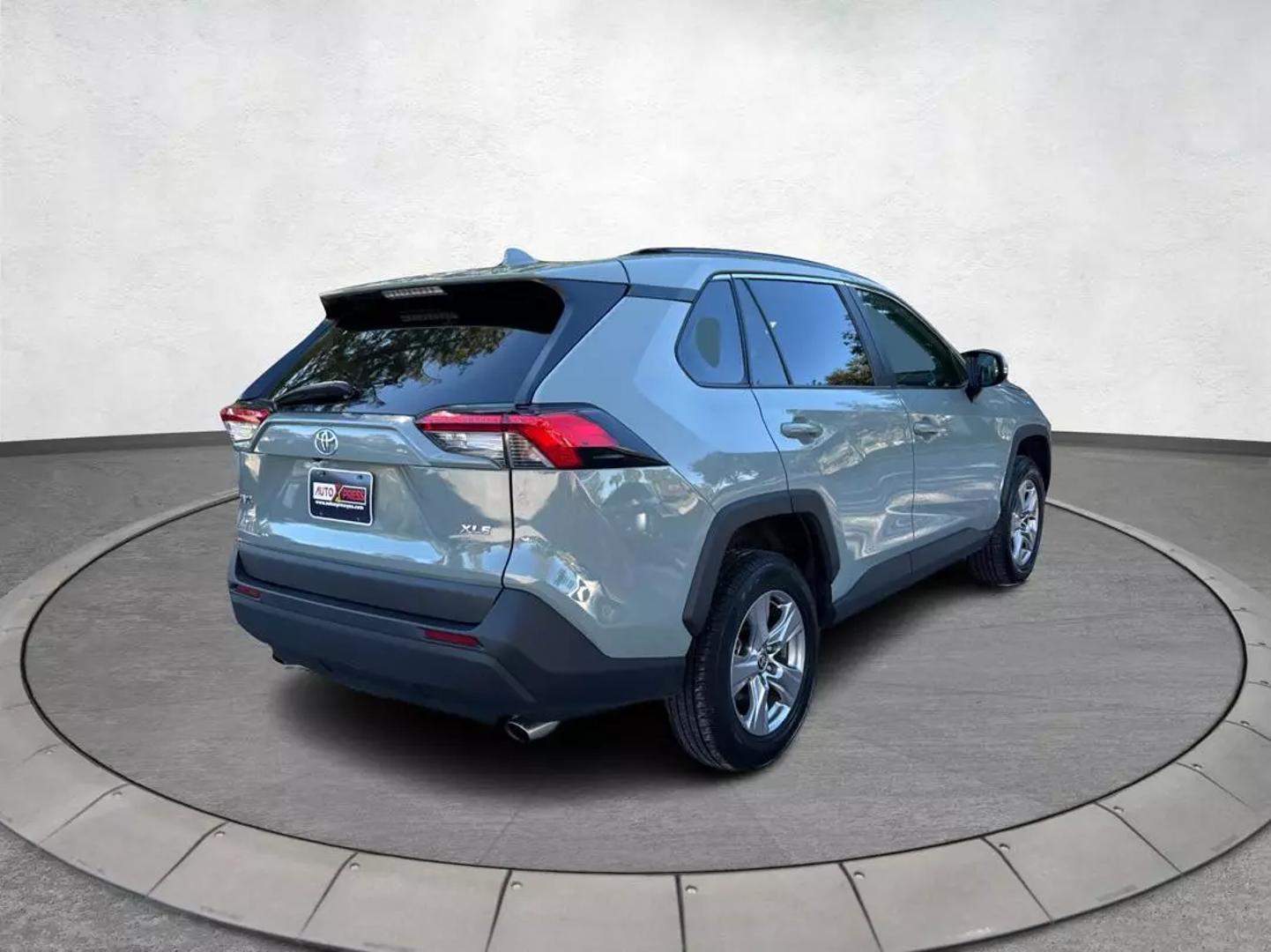 2022 Toyota RAV4 XLE photo 3