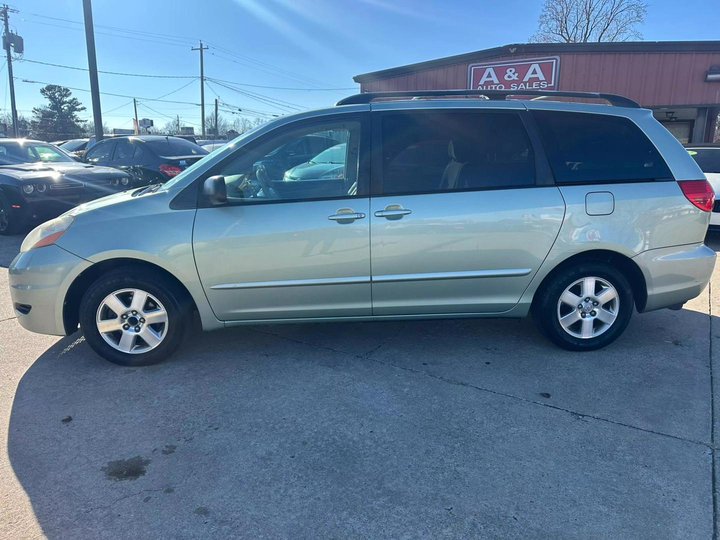 2008 Toyota Sienna CE photo 2