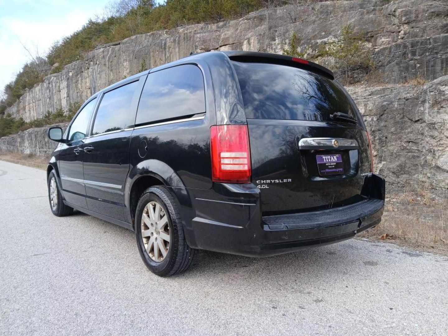 2010 Chrysler Town & Country Touring Plus photo 3