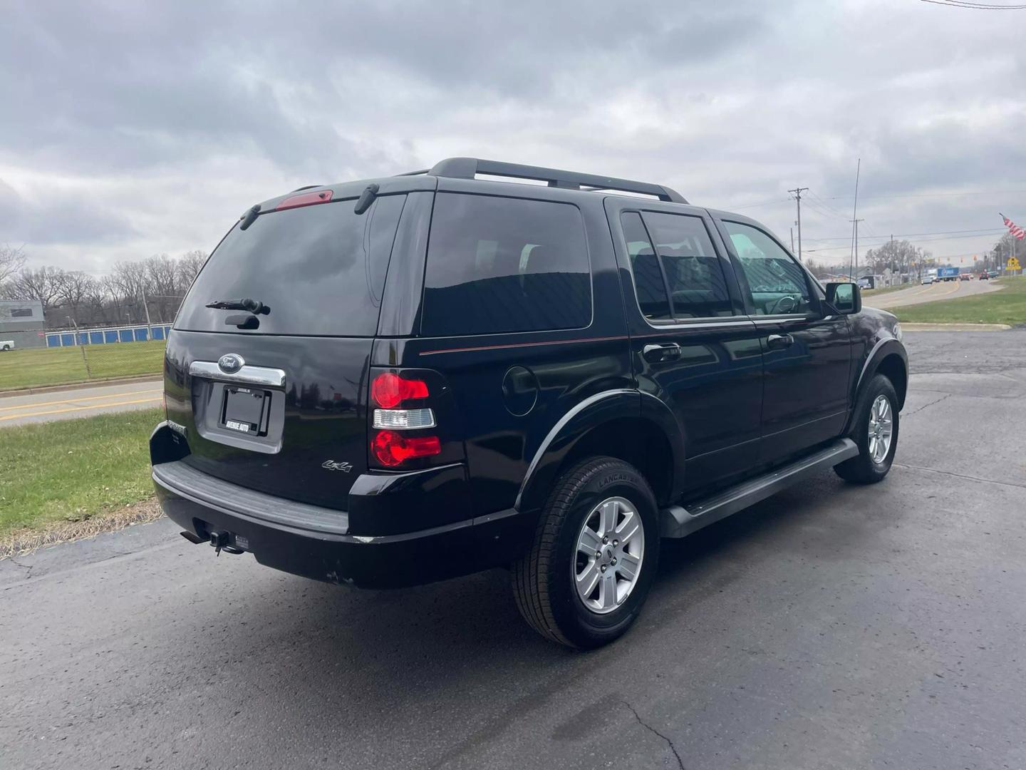 2010 Ford Explorer XLT photo 4