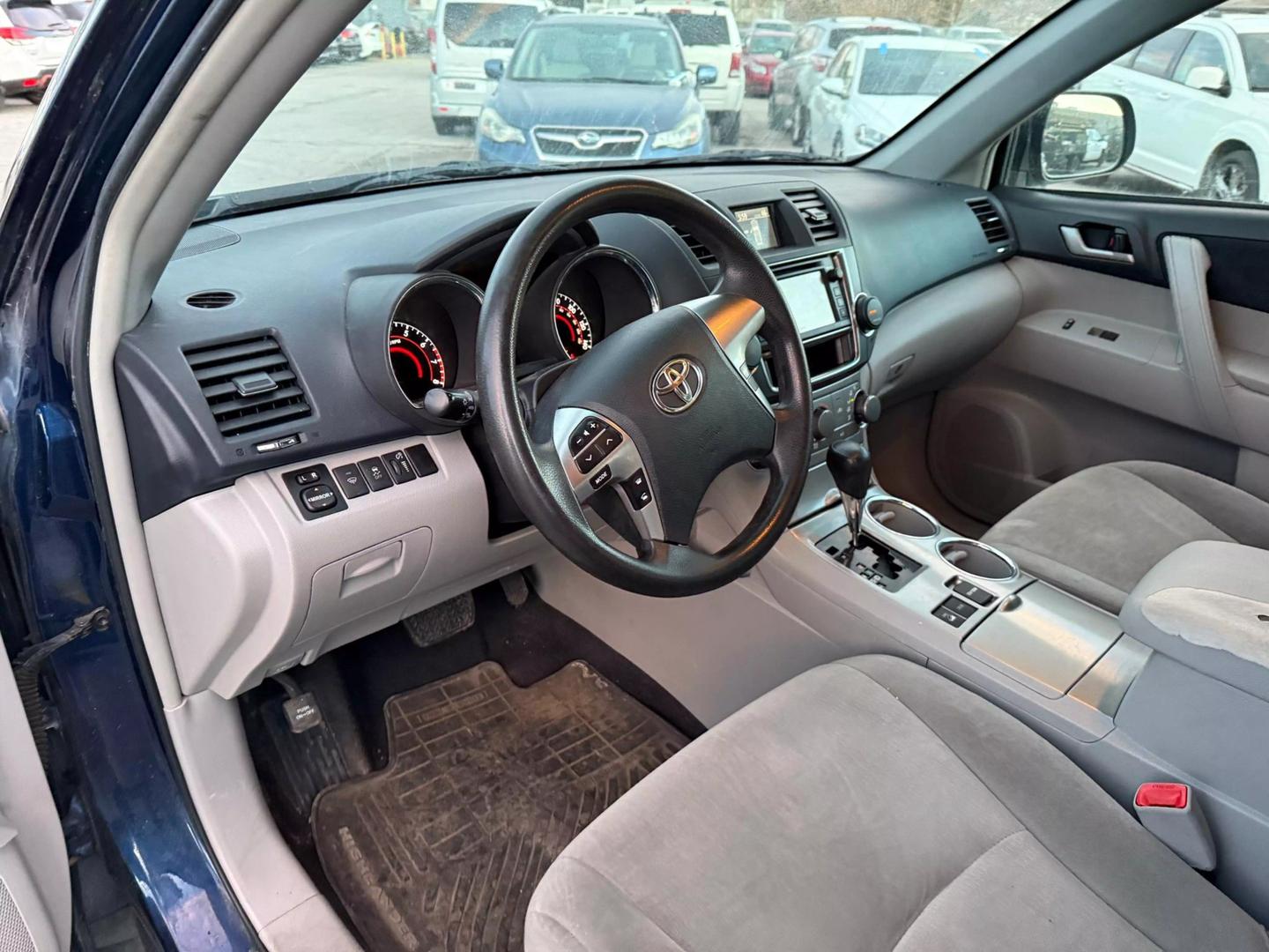 2013 Toyota Highlander Base photo 18