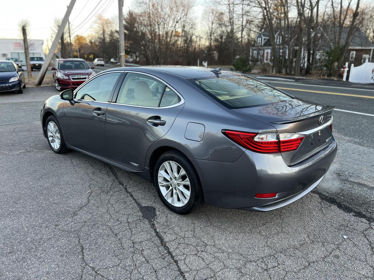 2014 Lexus ES 300h photo 3