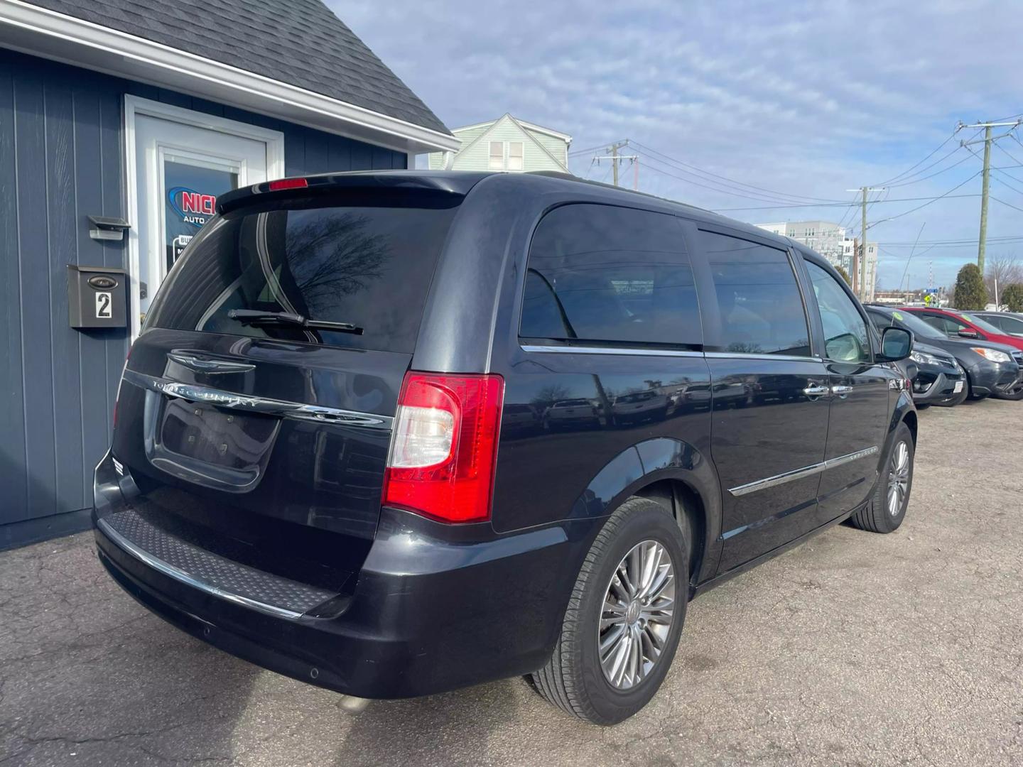 2014 Chrysler Town & Country Touring-L photo 4