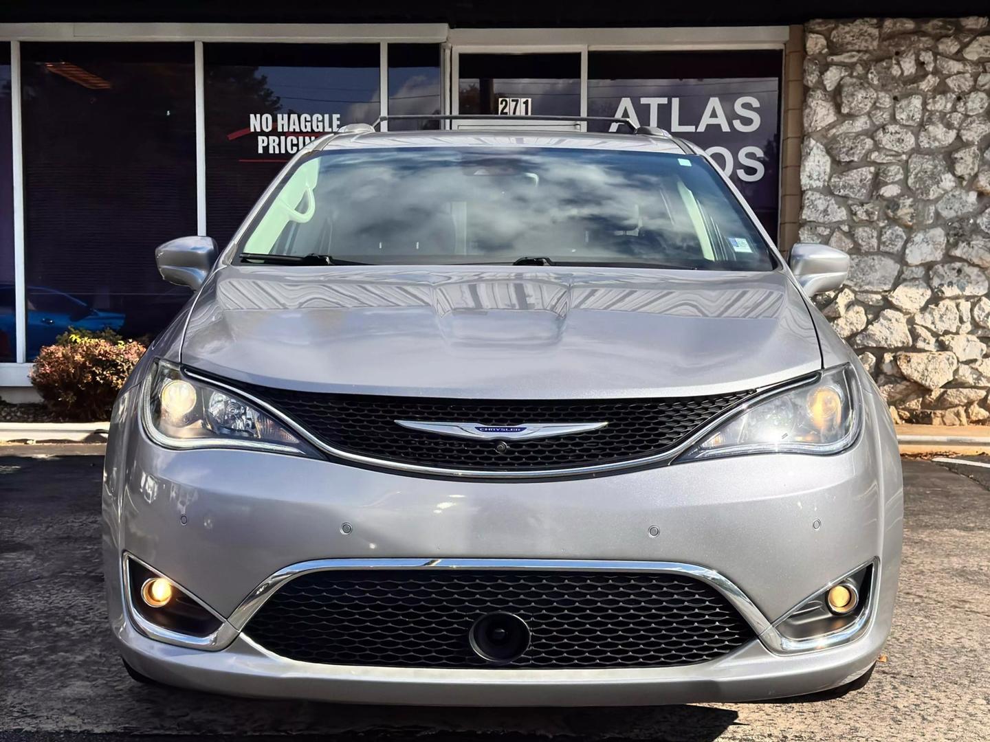 2018 Chrysler Pacifica Touring L photo 2