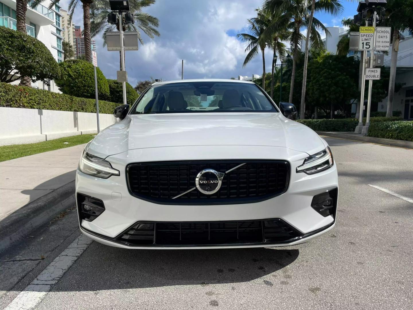 2024 Volvo S60 Plus photo 2