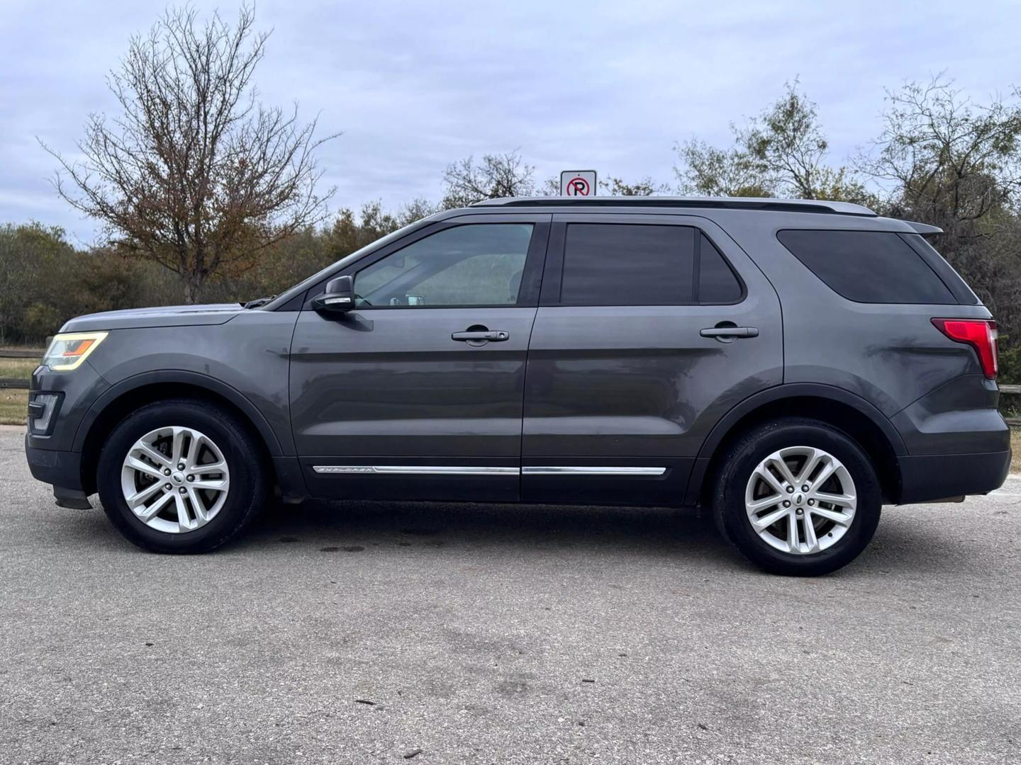 2016 Ford Explorer XLT photo 2