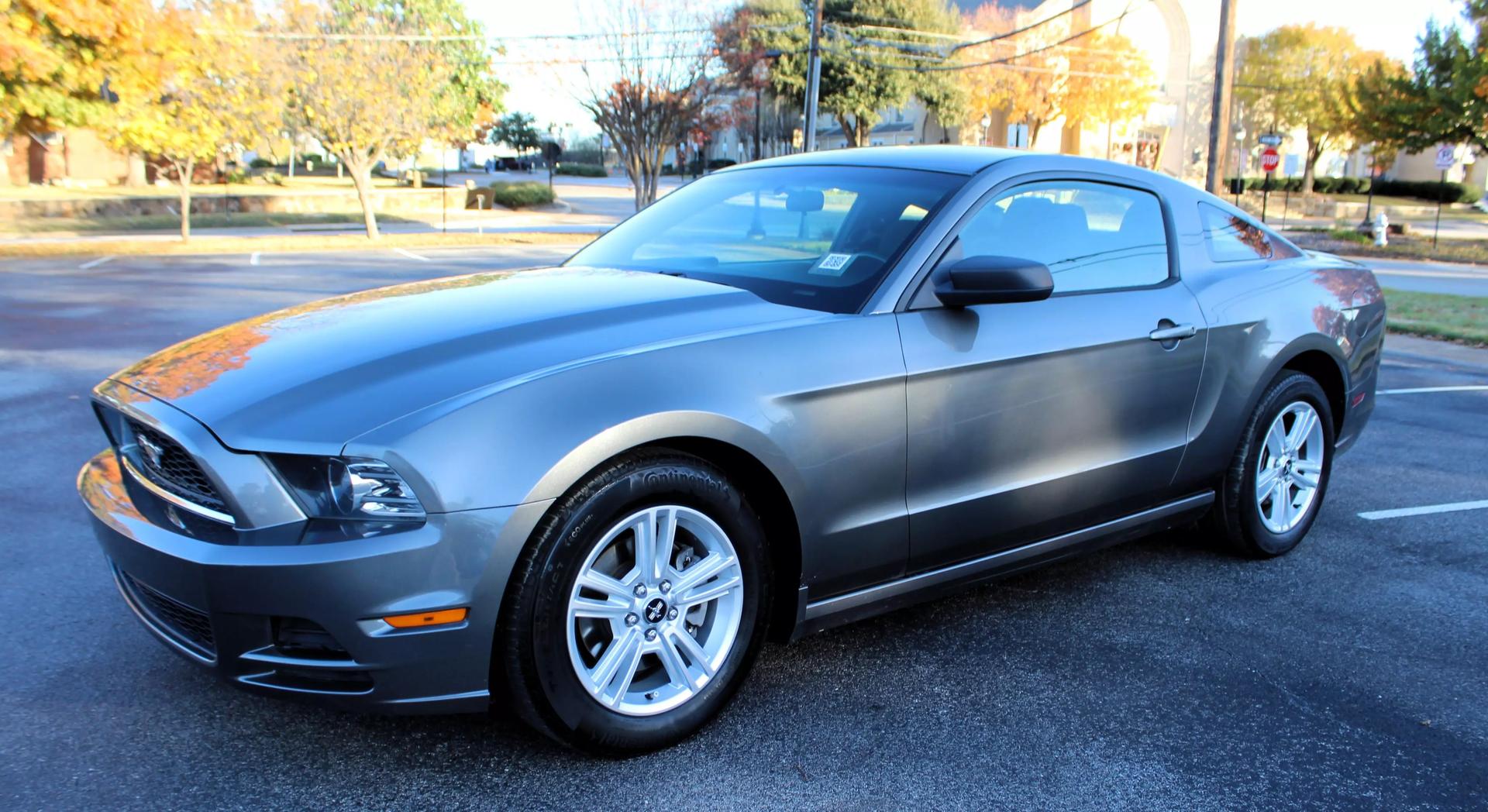 2013 Ford Mustang V6 photo 2