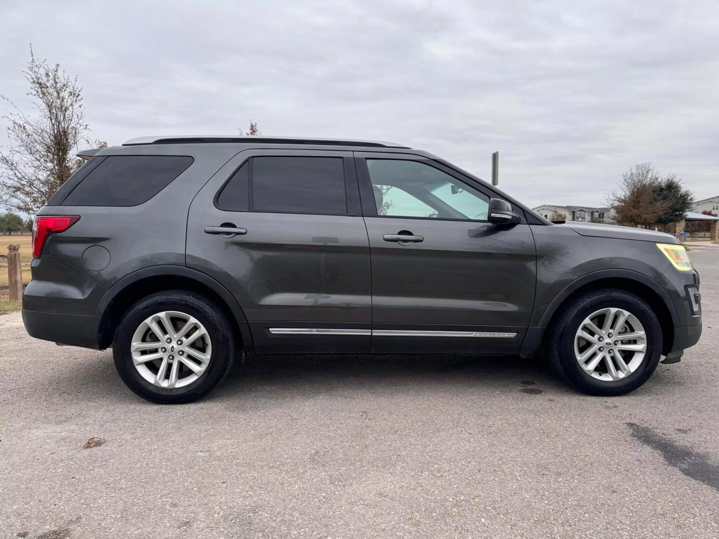 2016 Ford Explorer XLT photo 6