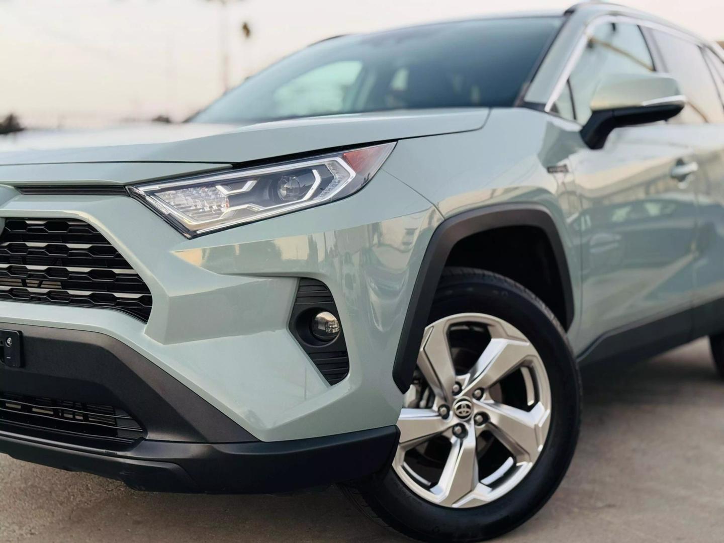 2021 Toyota RAV4 XLE Premium photo 8