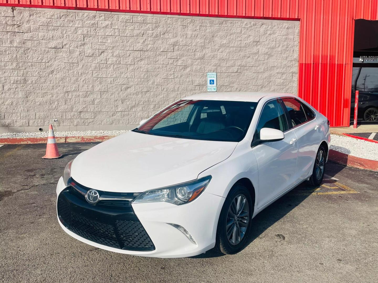 2015 Toyota Camry LE photo 2