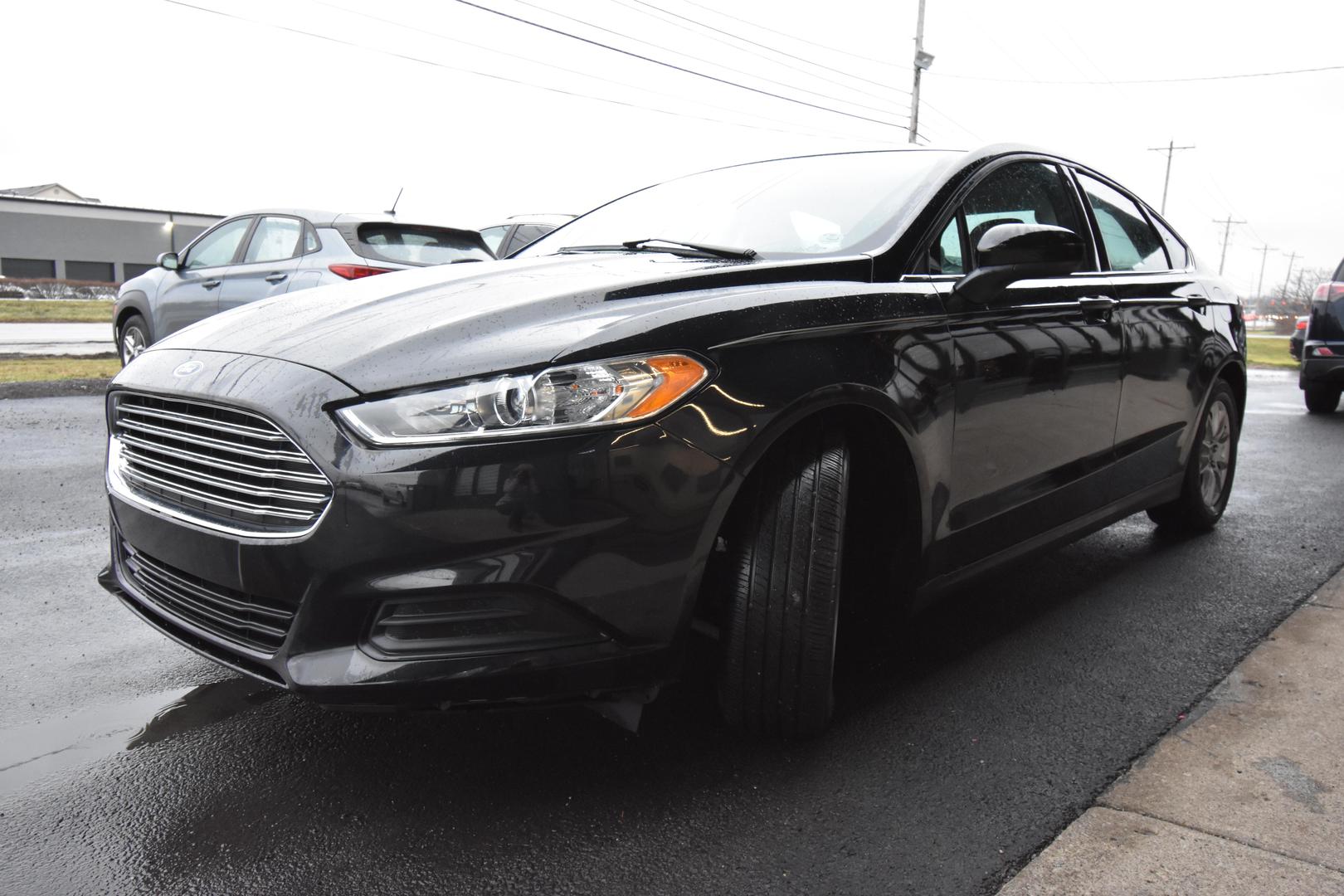 2016 Ford Fusion S photo 3