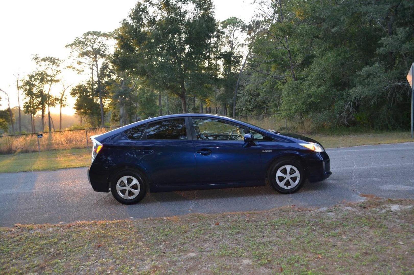 2014 Toyota Prius Four photo 5