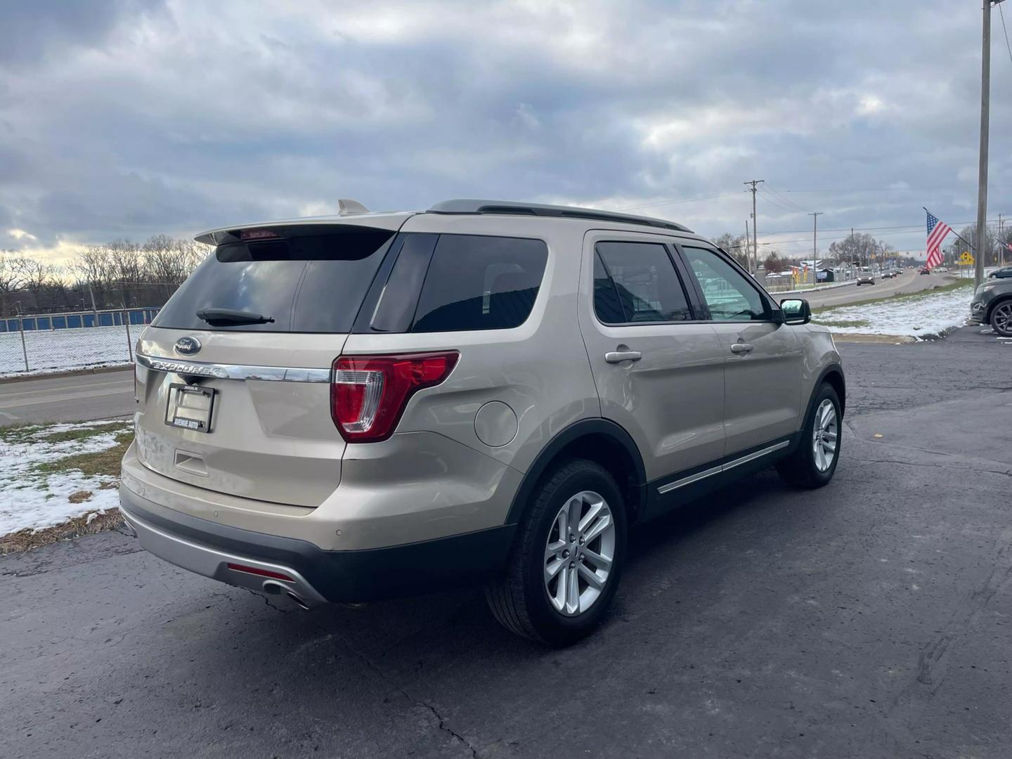 2017 Ford Explorer XLT photo 4